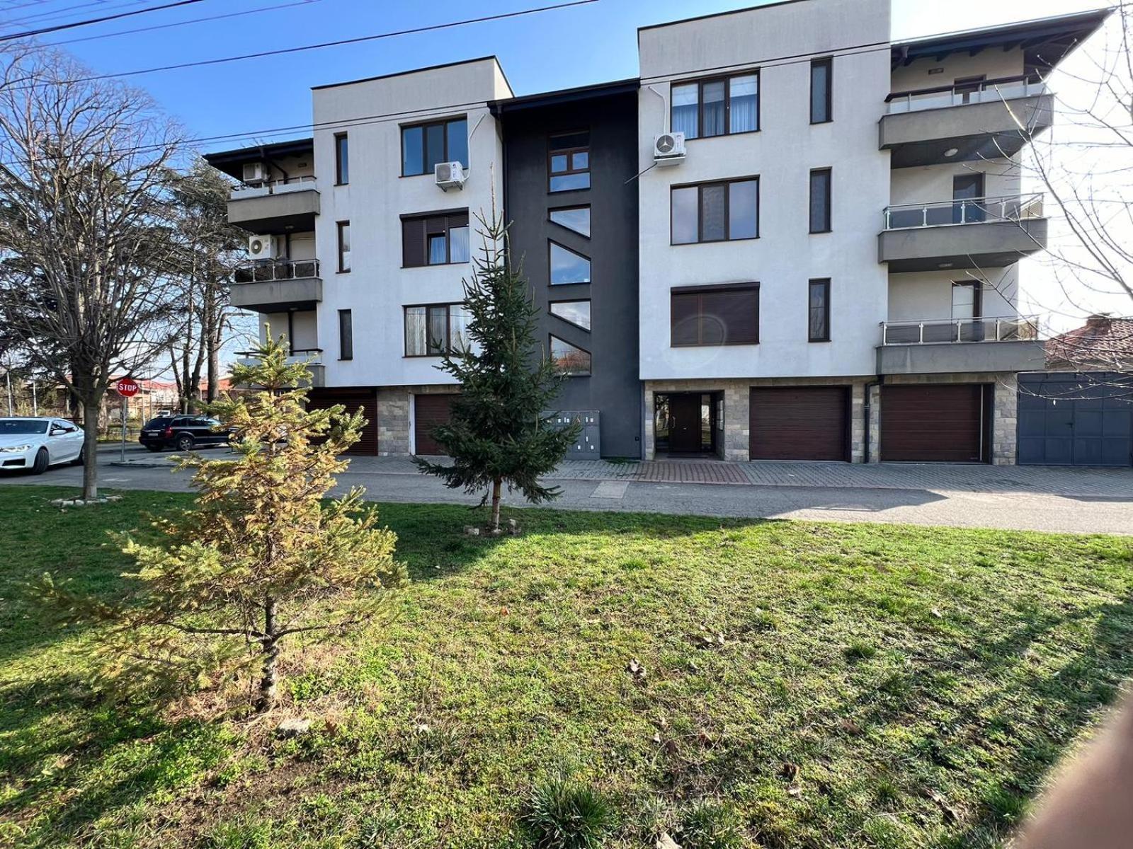 Kazanlak Large Guest House Apartment Near The Center With Full Kitchen & Dining Room, King Beds, Garden Patio, Free Parking & Self Check-In Bagian luar foto
