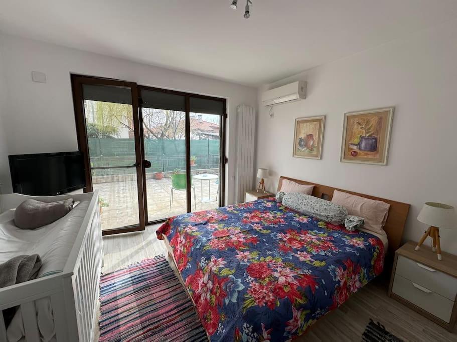 Kazanlak Large Guest House Apartment Near The Center With Full Kitchen & Dining Room, King Beds, Garden Patio, Free Parking & Self Check-In Bagian luar foto