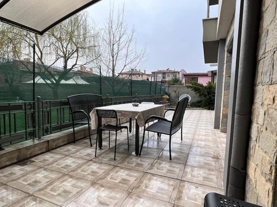 Kazanlak Large Guest House Apartment Near The Center With Full Kitchen & Dining Room, King Beds, Garden Patio, Free Parking & Self Check-In Bagian luar foto